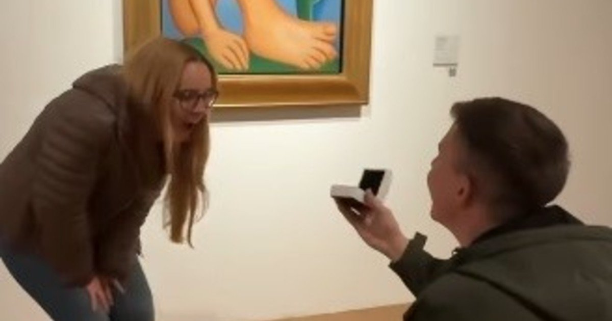 Ella se llama Tarsila y su novio le propuso matrimonio delante del cuadro "Abaporu" del Malba