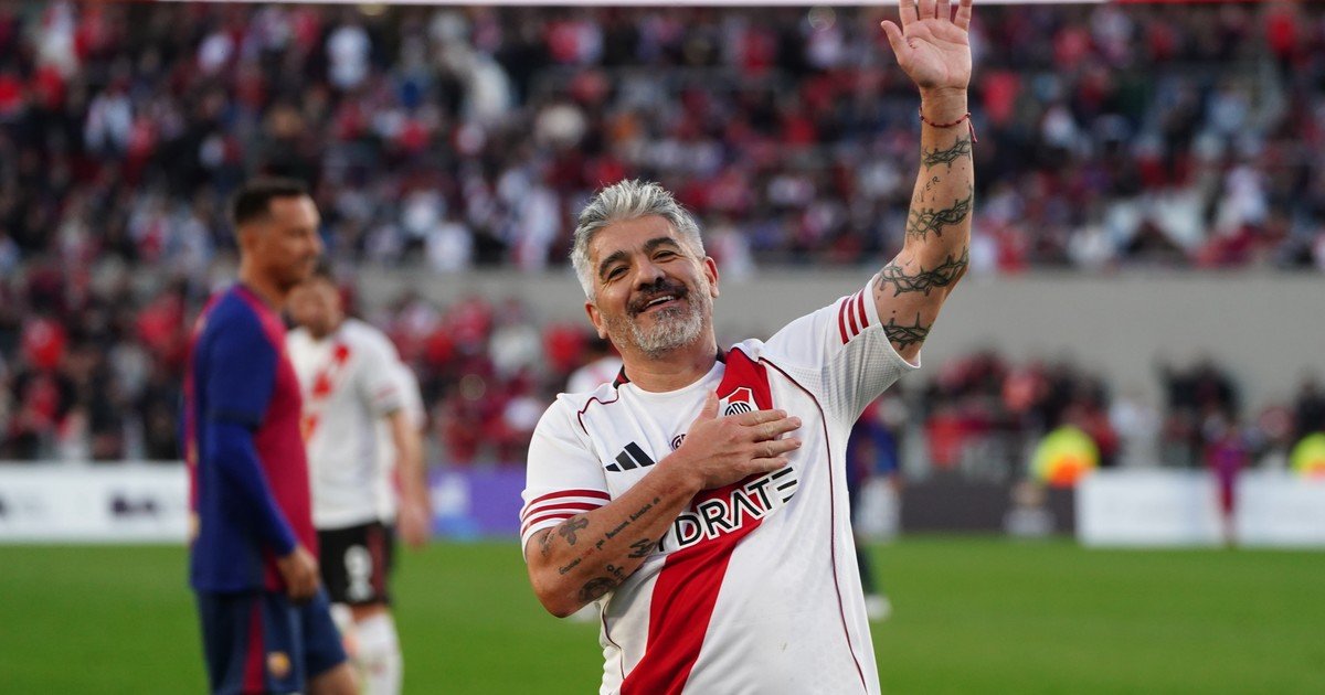 Las glorias de River le ganaron a Barcelona en el "Choque de Leyendas": Ariel Ortega volvió a mostrar su magia en un Monumental que fue melancolía y fiesta