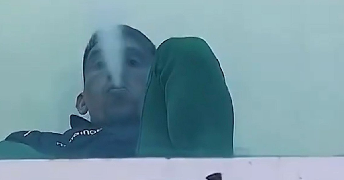 Ricardo Centurión en medio de una nueva polémica: las cámaras de TV lo captaron vapeando mientras jugaba su equipo