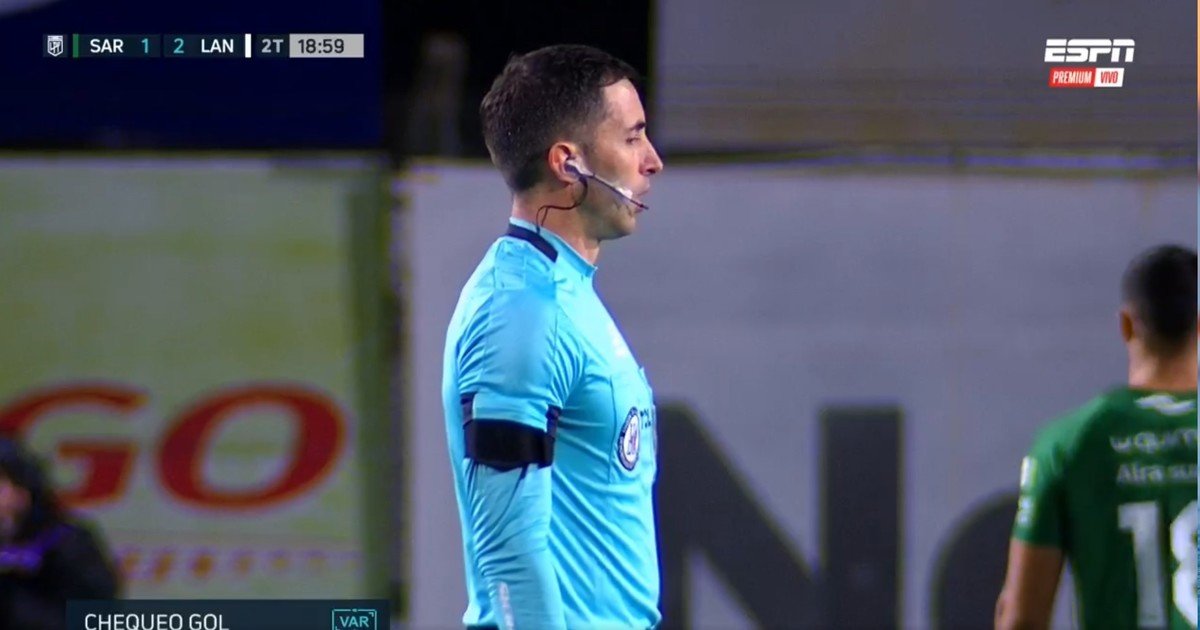 Por primera vez en Argentina, el árbitro le explicó al público qué había cobrado: sucedió en Sarmiento vs Lanús