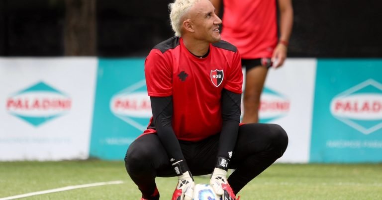 Tras su extraña ausencia en el debut de Newell's, Keylor Navas quiere irse a México: el sugestivo posteo de Fabbiani en la nueva novela del mercado de pases