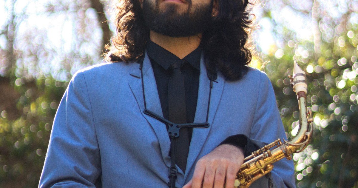 Es de General Rodríguez, toca el saxo y trabajó en cruceros para cumplir su sueño de grabar en el mismo estudio que Miles Davis
