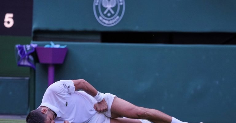 Djokovic y el resbalón que tiene en vilo a Wimbledon: canceló un entrenamiento en la previa de las semifinales del viernes contra Sinner