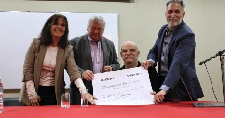 “Fracasamos. Yo también me hago cargo”: El escritor Martín Caparrós recibió el Honoris Causa