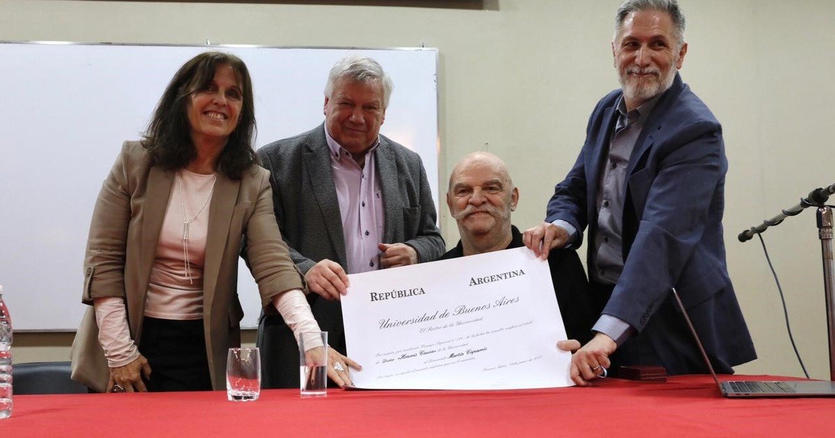 “Fracasamos. Yo también me hago cargo”: El escritor Martín Caparrós recibió el Honoris Causa