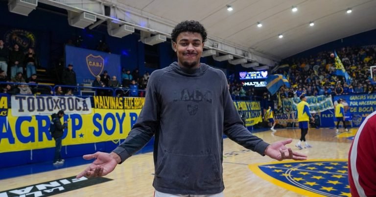 El insólito blooper que demoró el inicio de la Liga Nacional frente a Boca: un jugador de Instituto la volcó en la entrada en calor y rompió el tablero
