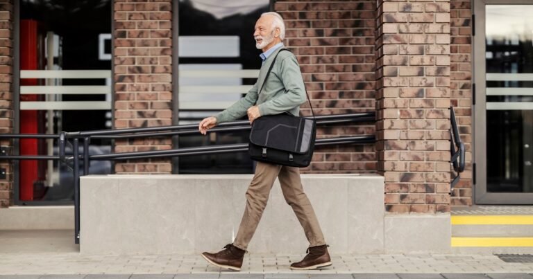 Caminata japonesa, el método furor en redes que promete mejorar la salud de adultos mayores en sólo 30 minutos: qué dicen los expertos