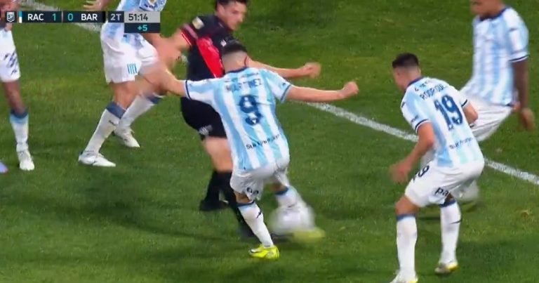 La jugada de la polémica en Racing vs Barracas Central: la explicación de Lamolina a Arias para justificar su decisión