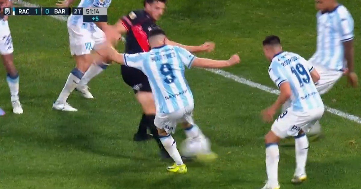 La jugada de la polémica en Racing vs Barracas Central: la explicación de Lamolina a Arias para justificar su decisión