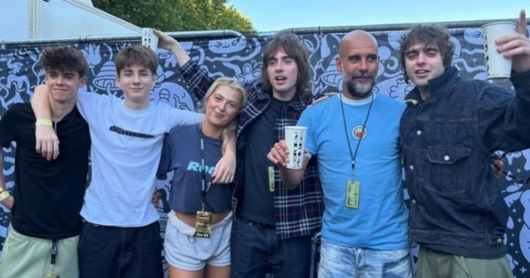 Josep Guardiola vibró con el regreso de Oasis a Manchester y Liam Gallagher lo defendió de algunos abucheos del público