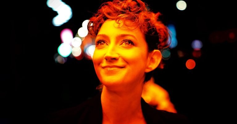 Anita Gutiérrez, la revelación de Una Navidad de mierda, que actúa con su novia invisible y hace reír a su psicólogo mientras ella llora