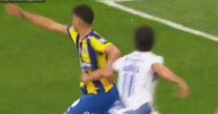 Di María volvió a Rosario Central y metió un gol gracias un penal que solo vio el árbitro Dóvalo y que el VAR no cuestionó