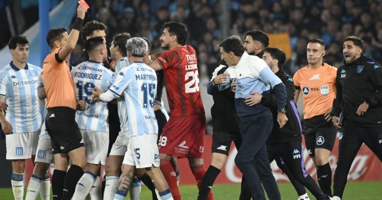 Gustavo Costas pidió perdón por su ataque de furia tras el penal agónico en Racing vs Barracas Central: "Tengo que dar el ejemplo"