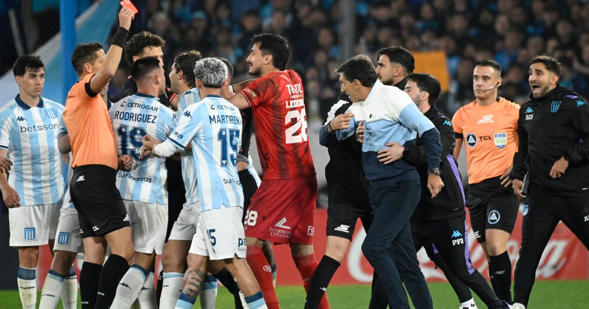 Gustavo Costas pidió perdón por su ataque de furia tras el penal agónico en Racing vs Barracas Central: "Tengo que dar el ejemplo"