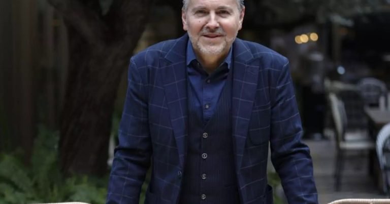 El músico catalán Ramón Gener y su vínculo con el Teatro Colón: prepara una nueva novela sobre la lírica