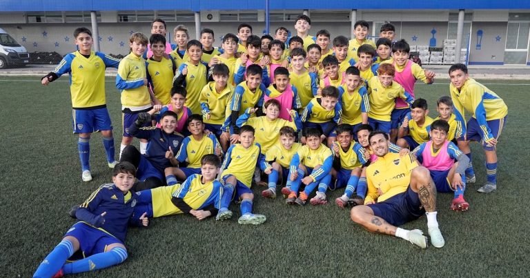 El gesto de Leandro Paredes con los juveniles de Boca en su regreso al club: compartió la tarde y recibió el cariño de los más chicos
