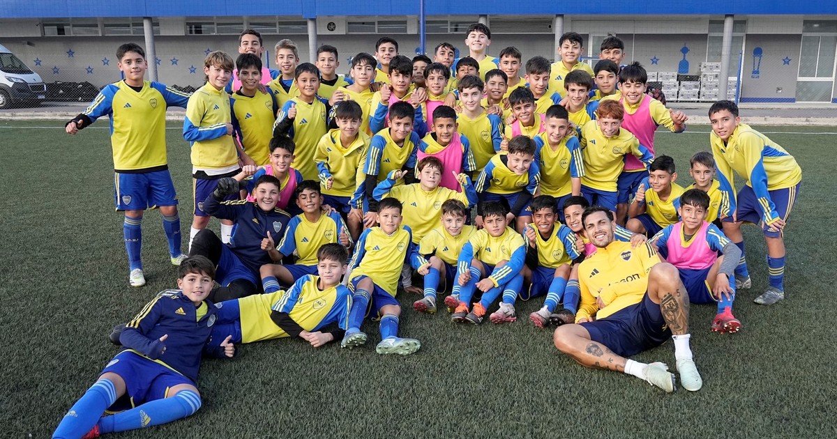 El gesto de Leandro Paredes con los juveniles de Boca en su regreso al club: compartió la tarde y recibió el cariño de los más chicos
