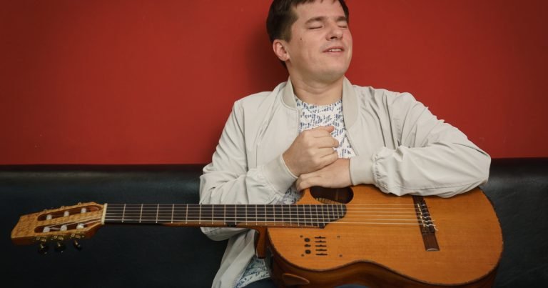 Nahuel Pennisi confiesa su hábito nocturno, cuenta su pasión por la radio y recuerda los comienzos como artista callejero