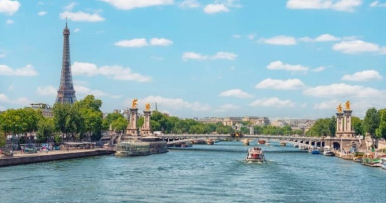 En París, 110 kilómetros de tuberías subterráneas combaten el calor del Louvre y otros monumentos
