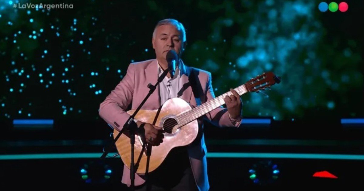 Oscar Burgos, el ex policía que conmovió en La Voz cantando "Sobreviviendo", contando su historia y con su nieto llorando en el estudio