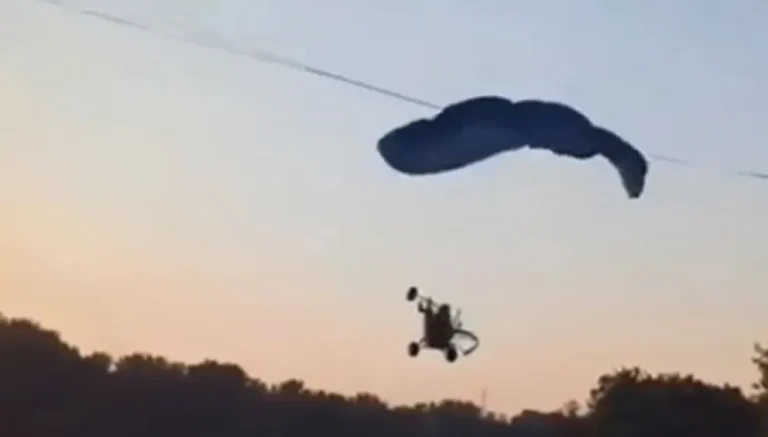 Milagro en el aire: un parapentista chocó con un cable de alta tensión, cayó al río y sobrevivió