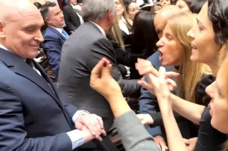 Escándalo y bochorno en Diputados: diputados K fueron a buscar a Espert y la sesión terminó a los empujones