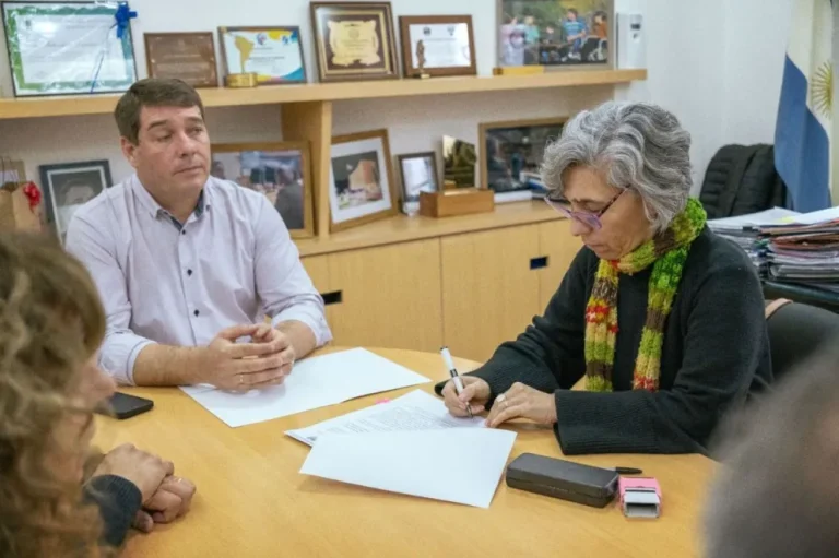 Rawson y la Universidad del Chubut firman convenio por curso de cuidados de personas mayores