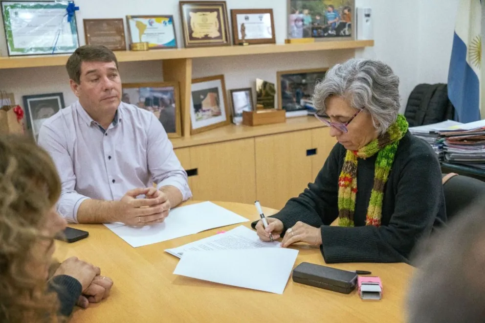 Rawson y la Universidad del Chubut firman convenio por curso de cuidados de personas mayores