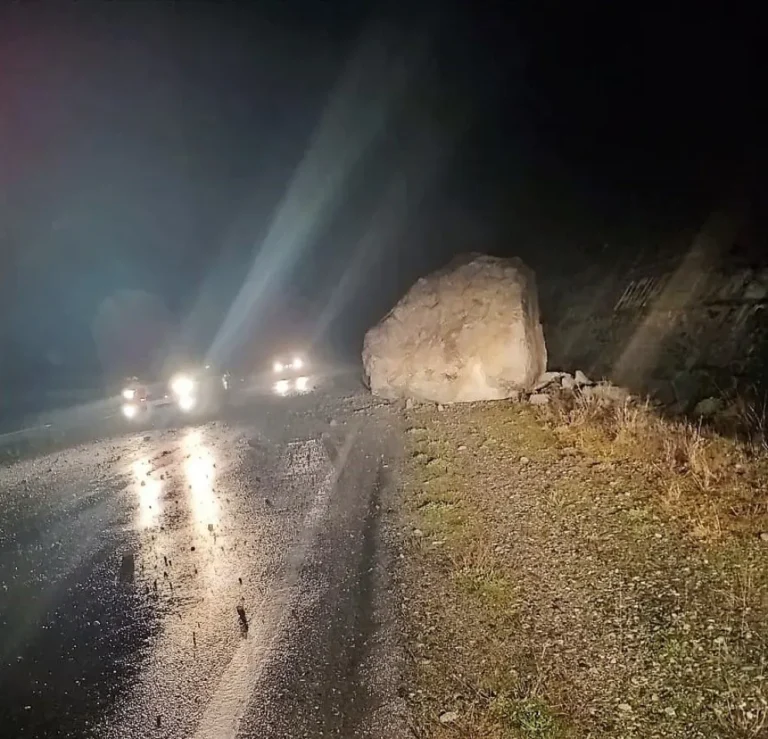 Corte total en la Ruta 40 entre Epuyén y El Hoyo por caída de una roca