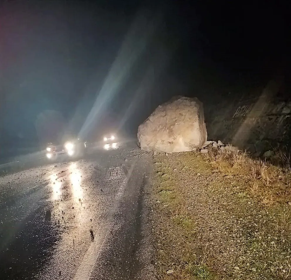 Corte total en la Ruta 40 entre Epuyén y El Hoyo por caída de una roca