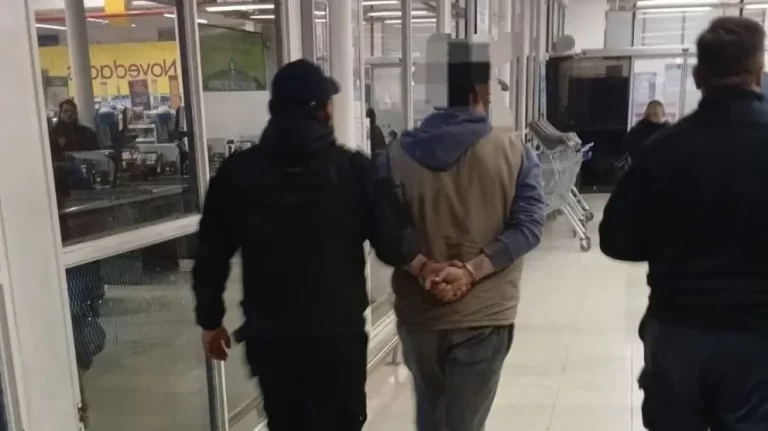 Detienen a exconvicto tras intento de robo en un supermercado