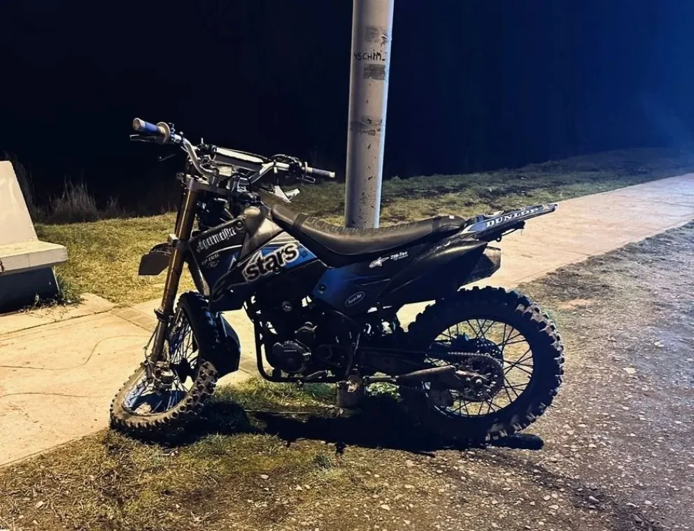 Un motociclista resultó herido tras chocar con un auto