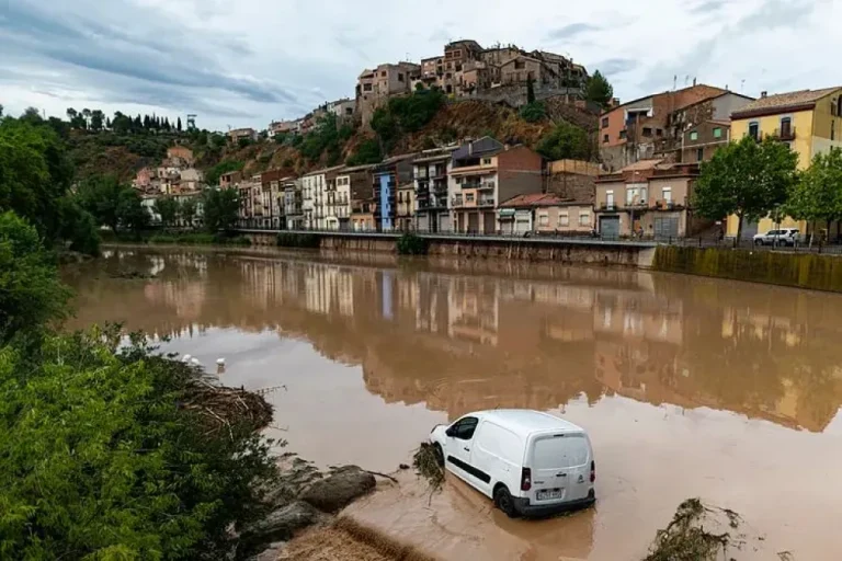 Cataluña: Tras la DANA, búscan a dos desaparecidos y siguen las dificultades en servicios clave