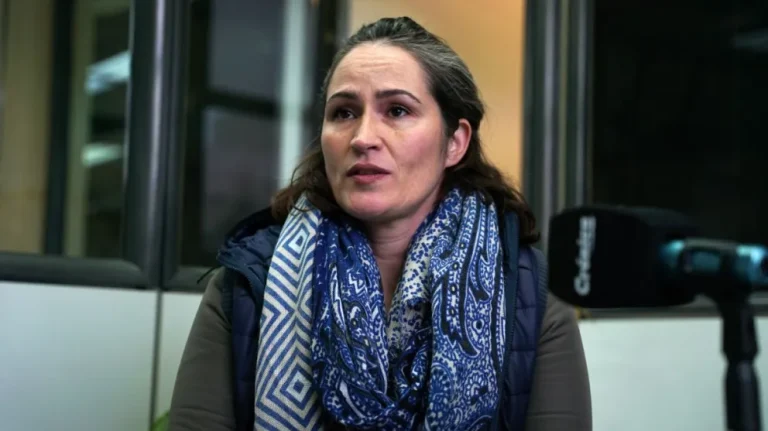 Perdió su casa en un incendio y ahora vive con sus mascotas en la calle