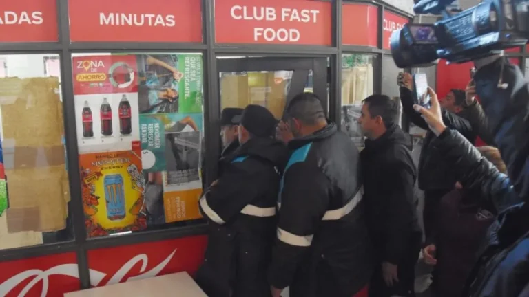 Tensión en la Terminal de Trelew: comerciante se atrincheró tras ser intimado a desalojar
