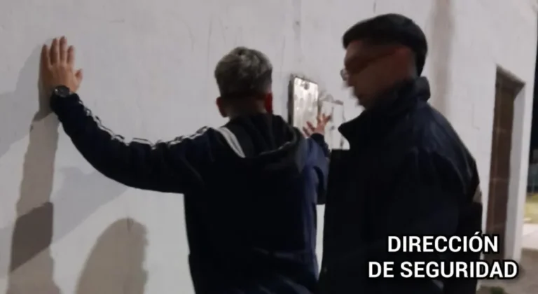 Detienen a un ladrón que fue sorprendido por el dueño de casa