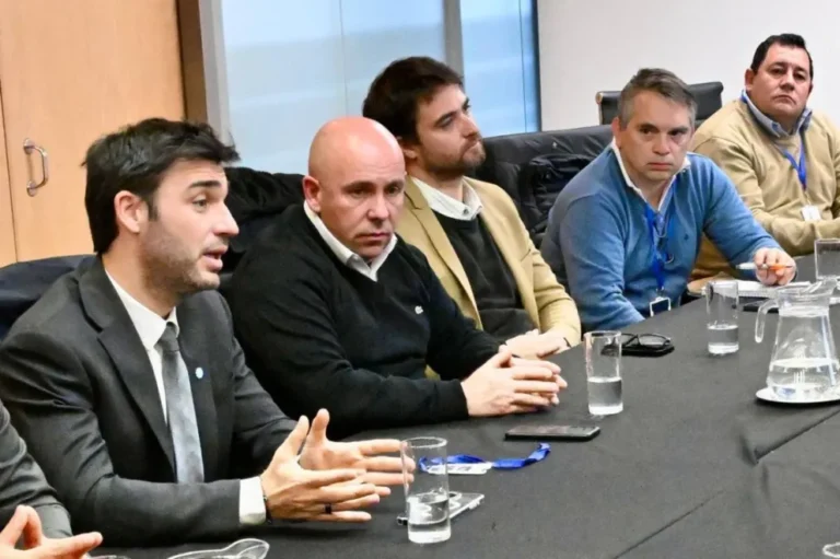 Torres y Sastre celebraron el acuerdo que destrabó el conflicto pesquero y dará inicio la temporada de pesca en aguas nacionales