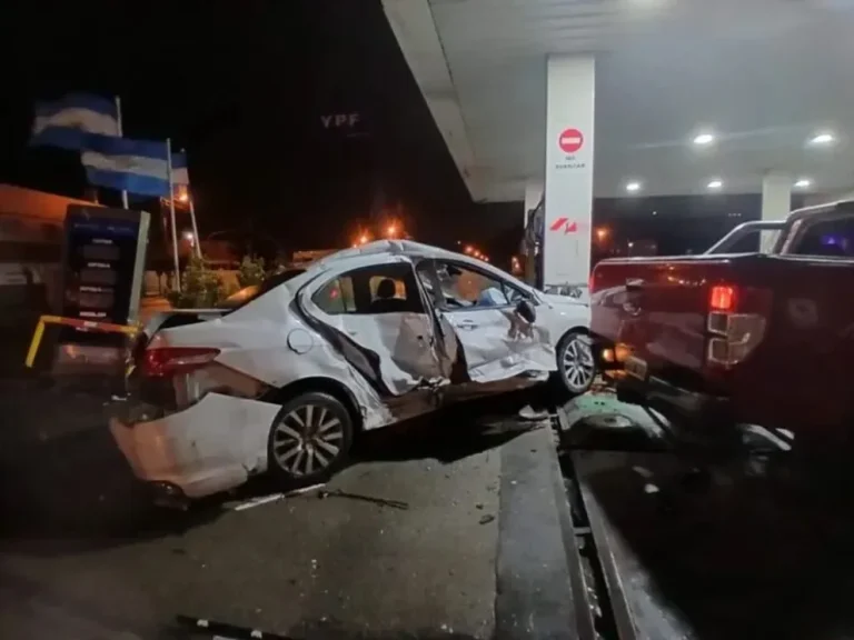 Choque en Kilómetro 5: dos heridos tras accidente en estación de servicio