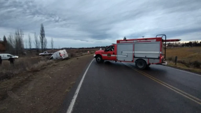 Despistó un utilitario a las afueras de Trelew y terminó al costado de la ruta