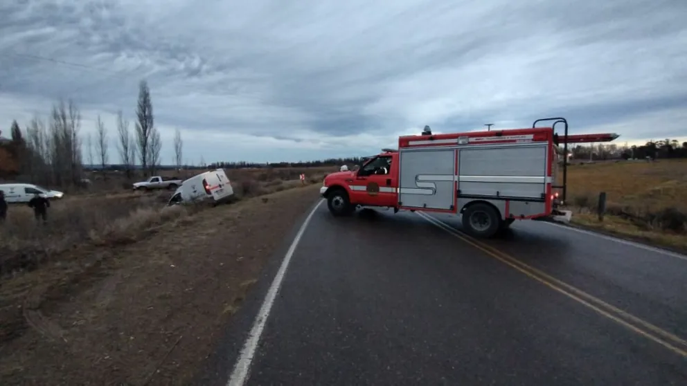 Despistó un utilitario a las afueras de Trelew y terminó al costado de la ruta