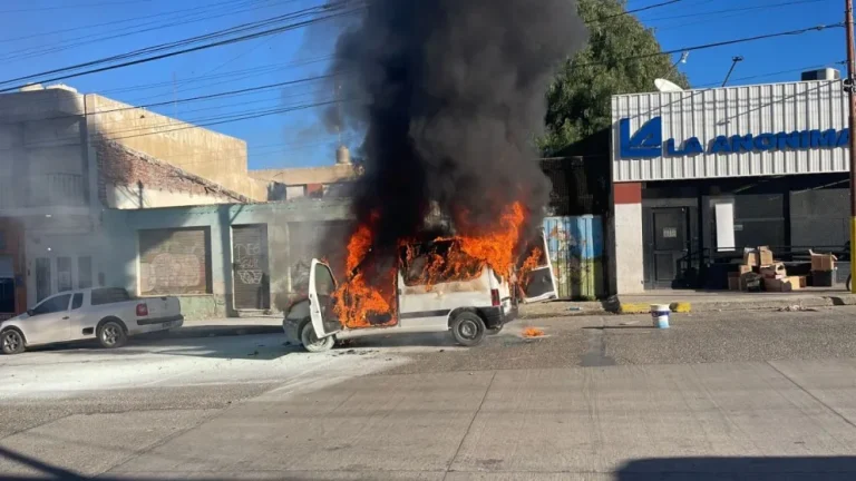 Se incendió un auto y el conductor logró salir a tiempo