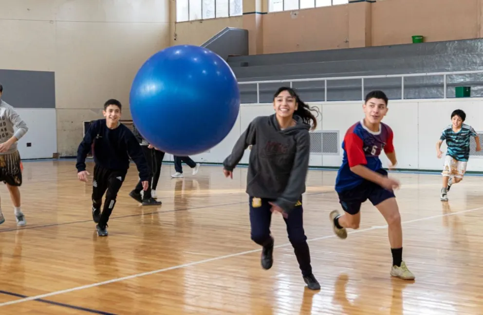 Con actividades recreativas de invierno, los adolescentes de La Esquina fortalecen sus lazos