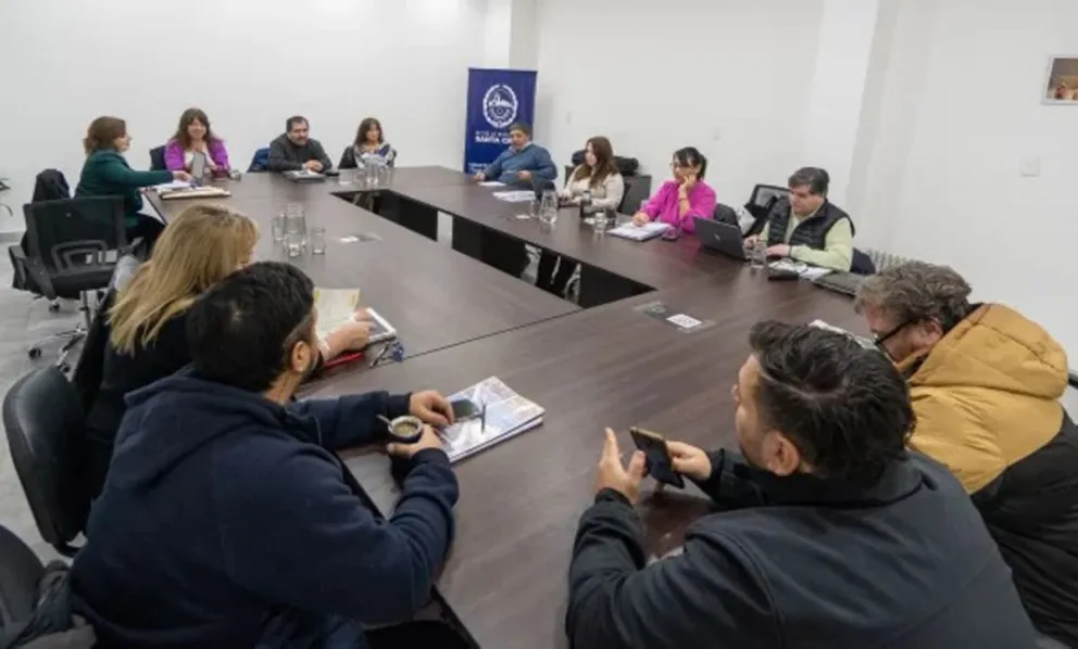 Santa Cruz: acuerdo salarial con gremios estatales con recuperación en 12 puntos encima  de la inflación