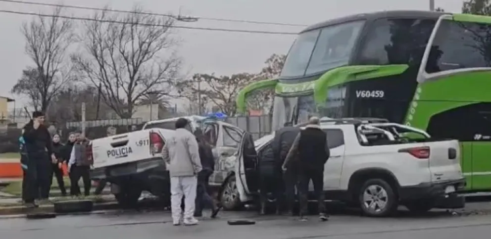 Robó un patrullero y chocó contra un micro de larga distancia y una camioneta
