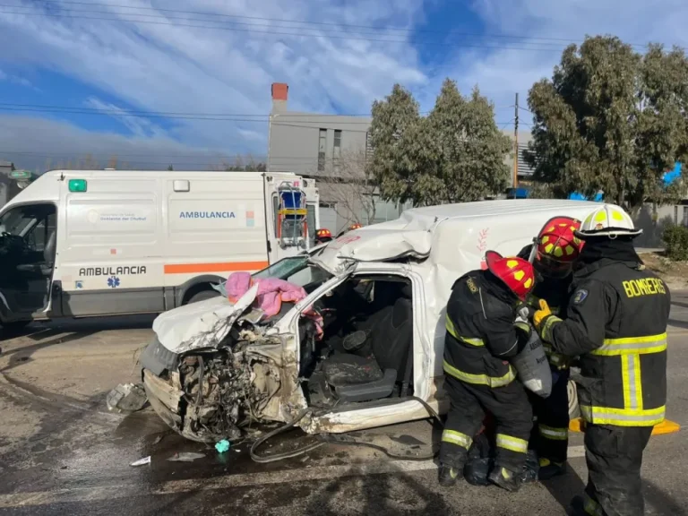 Fuerte choque entre una Fiorino y un camión:  el conductor del utilitario quedó atrapado