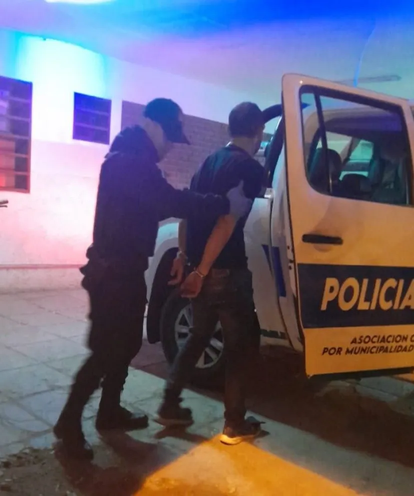 Rompió la luneta de un auto y fue reducido por el dueño