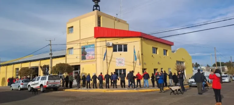 Abrazo simbólico por los bomberos de la provincia