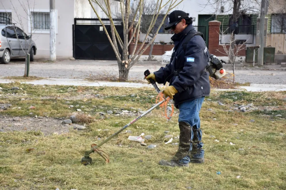 El Municipio de Trelew mejoró calles y limpió espacios en Santa Mónica e Illia