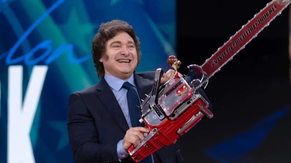 El impacto de la motosierra: Milei eliminó o modificó 100 organismos públicos en un año