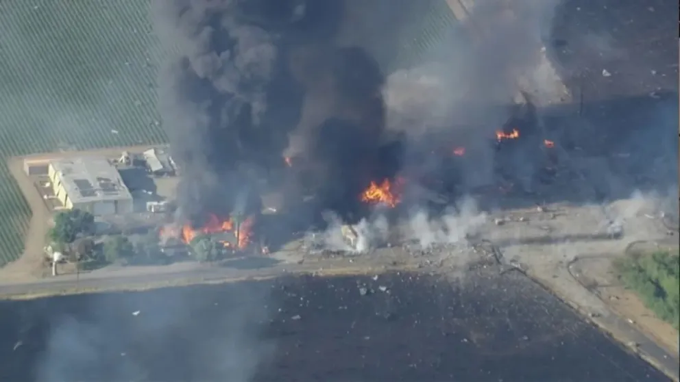 Explosión en almacén de fuegos artificiales desata incendio y evacuaciones en California